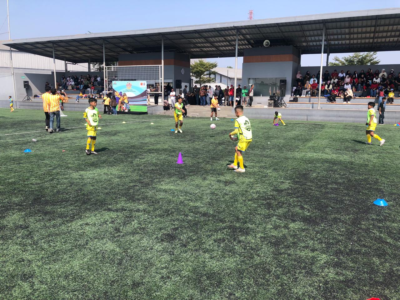 McDonalds Football Clinic Hadir di Bandung, 200 Anak Dilatih Indra Sjafri