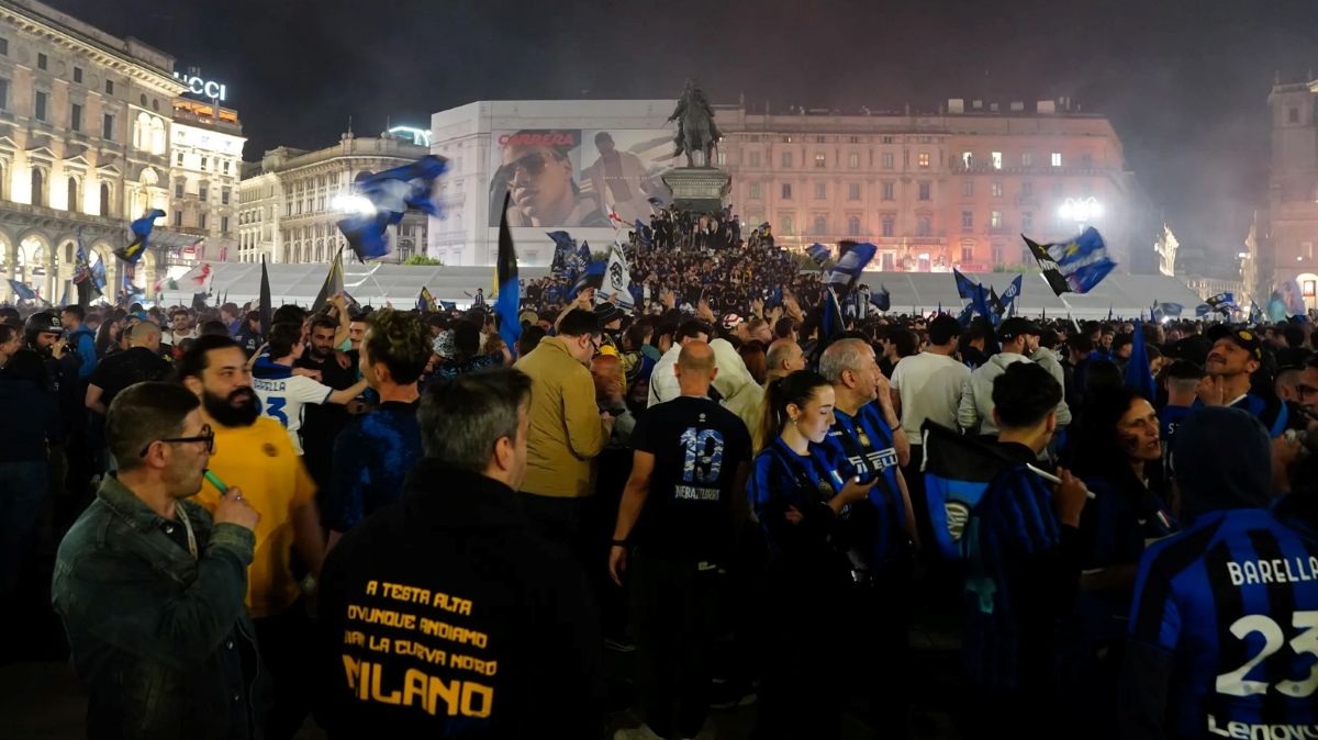 Lautan Biru Hitam di Milano! Piazza Duomo Membludak Saat Inter Rayakan Scudetto ke-21