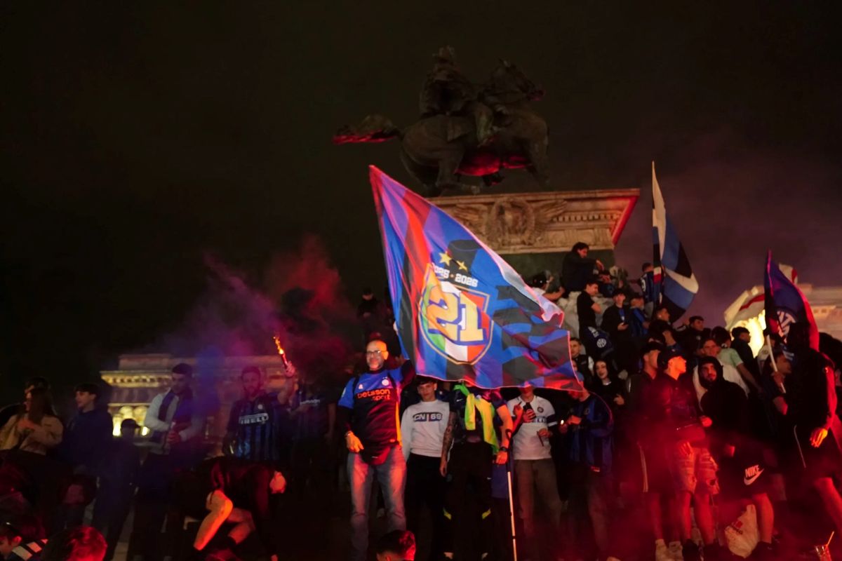 Lautan Biru Hitam di Milano! Piazza Duomo Membludak Saat Inter Rayakan Scudetto ke-21