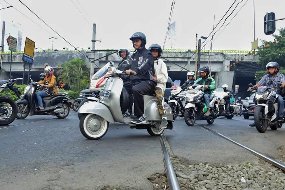 Romantisme Anies Baswedan & Vespa Klasik Berspion Caplang