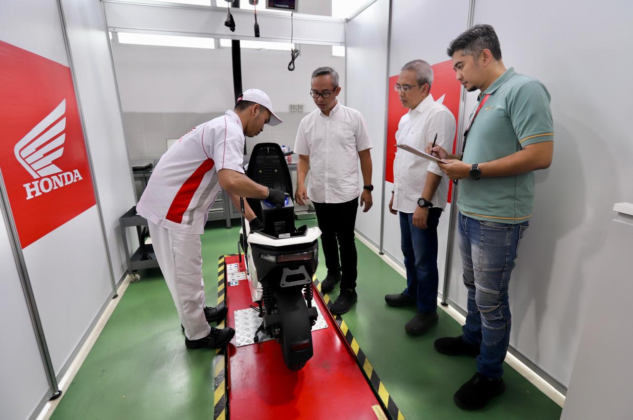 Motor Listrik EM1 e: Jadi Materi Adu Skill Teknisi Honda, Ini Pemenangnya