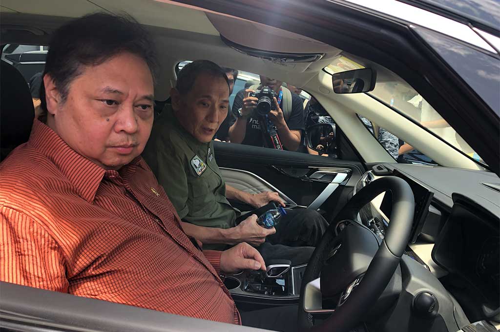 Kunjungi GJAW 2024 di Hari Terakhir, Airlangga Hartarto Tes Aletra L8 EV