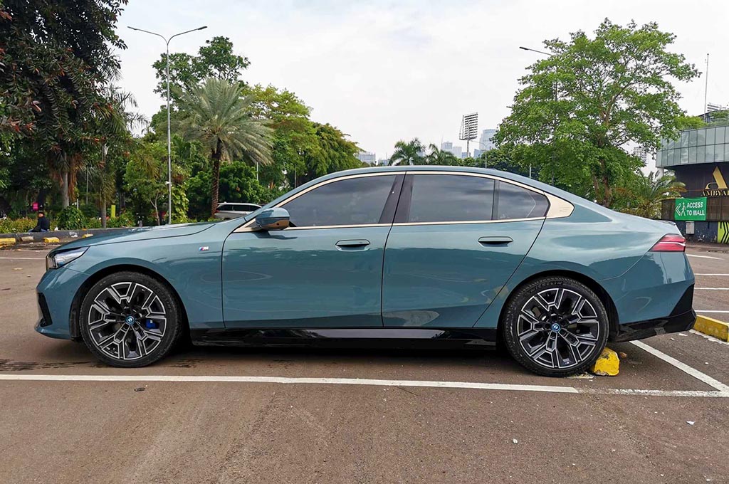 BMW i5 yang Memanjakan Pengemudi