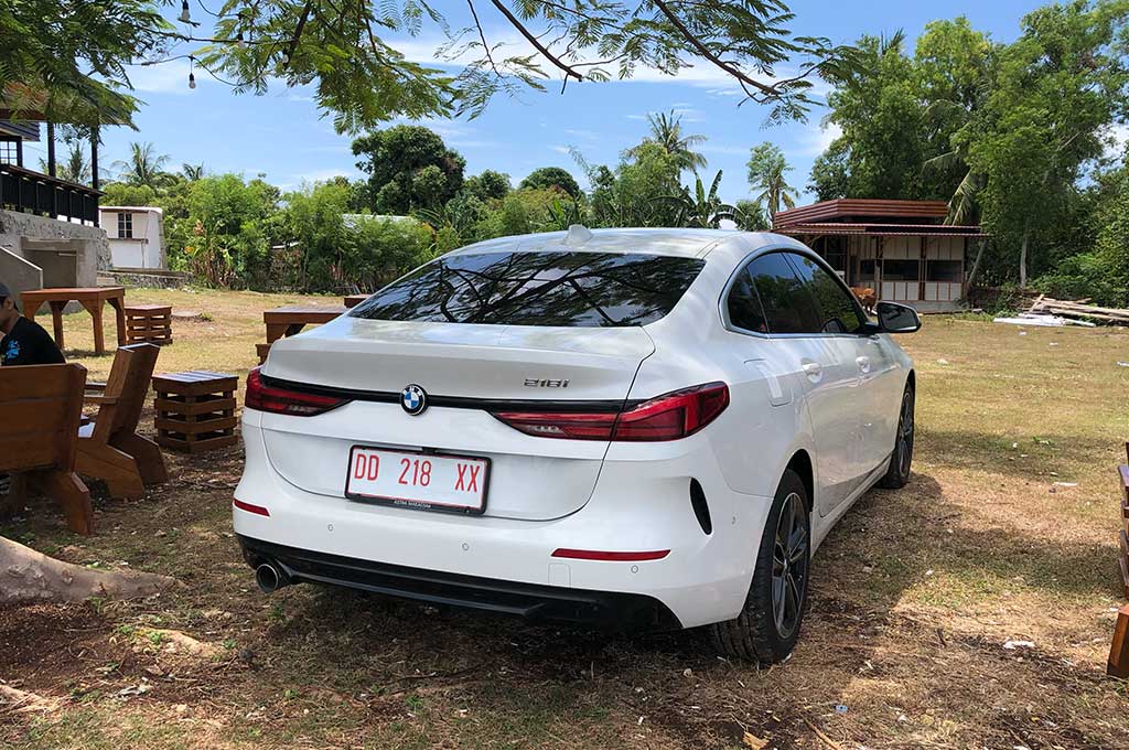 BMW 218i, Sedan Kompak Mewah dengan Fitur Melimpah!
