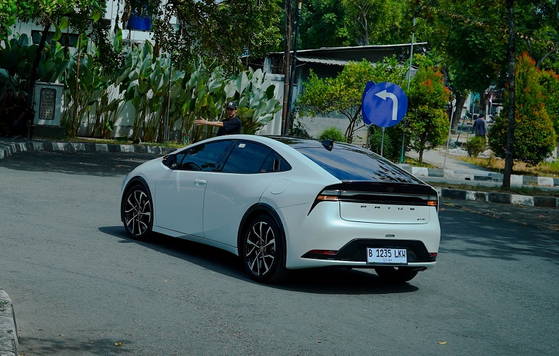 Begini Sensasi Mengendarai All New Toyota Prius PHEV