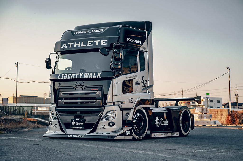 Truk Kalcer dengan Body Kit Liberty Walk