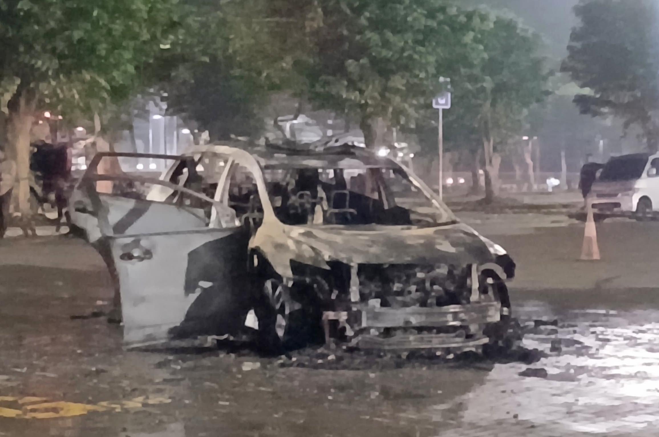 Memadamkan Mobil Terbakar, APAR 0,5 Kg Memang Cukup?