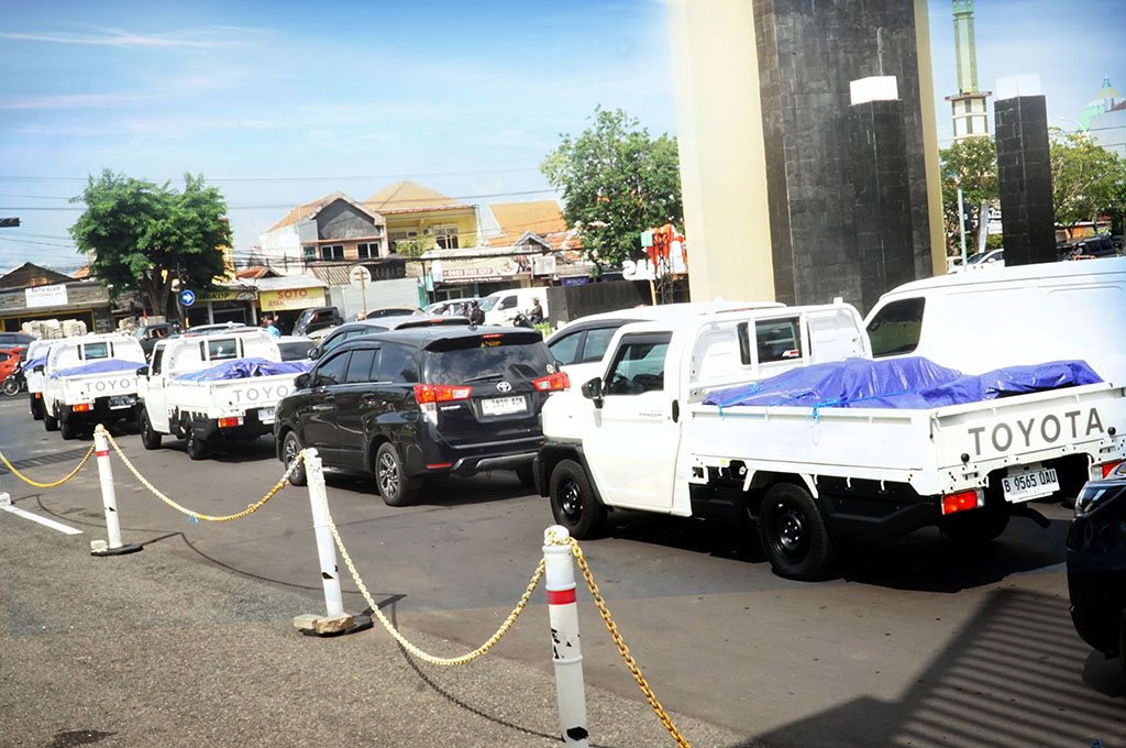 Menyelami Nasib Sopir di Balik Setir Toyota Hilux Rangga
