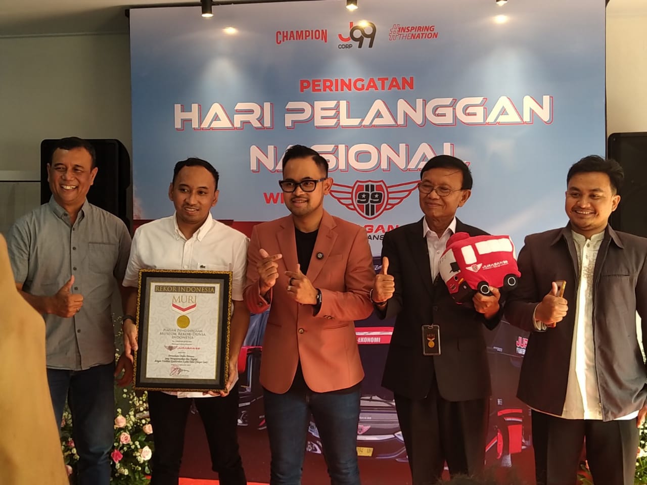 Juragan 99 Terima Penghargaan Rekor MURI