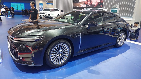 Toyota Crown Hybrid Mejeng di GJAW 2024, Begini Wujudnya