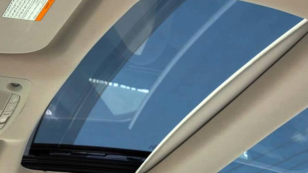 Mengenal Perbedaan Sunroof, Moonroof, dan Panoramic Roof di Mobil