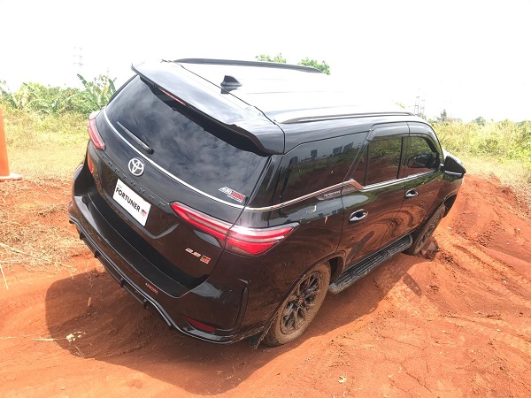 Pembuktian New Fortuner Melibas Lintasan Offroad Ekstrem