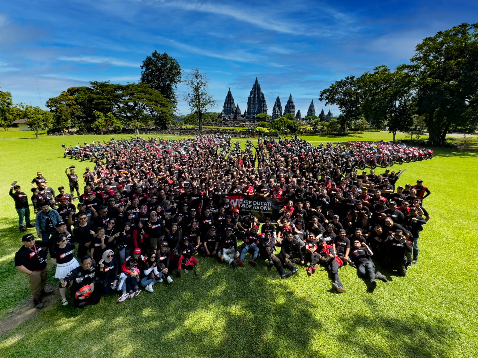 Ratusan Motor Ducati Merahkan Candi Prambanan