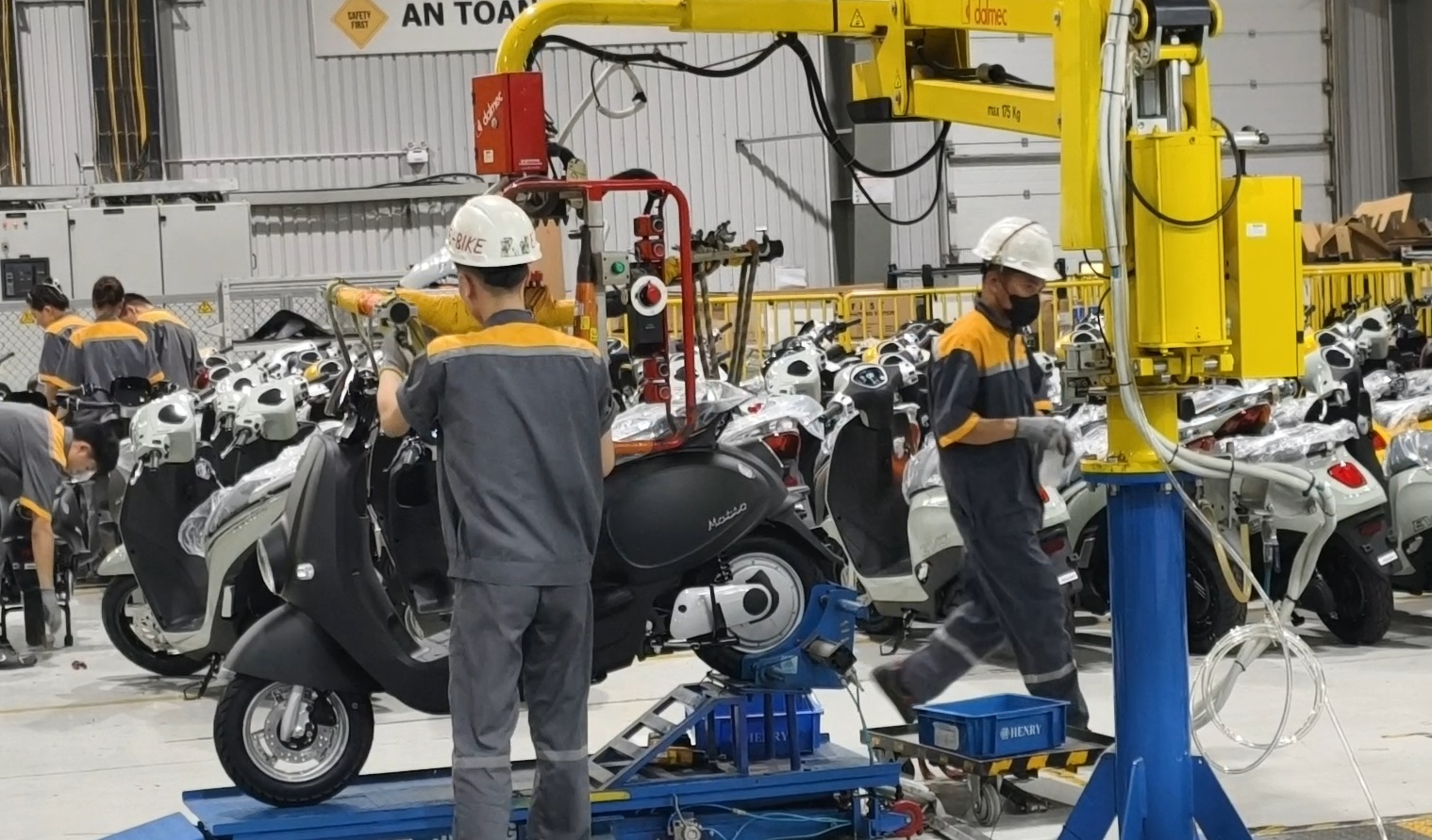 Melihat Langsung Proses Produksi Canggih di Pabrik VinFast Vietnam, Serba Robot!