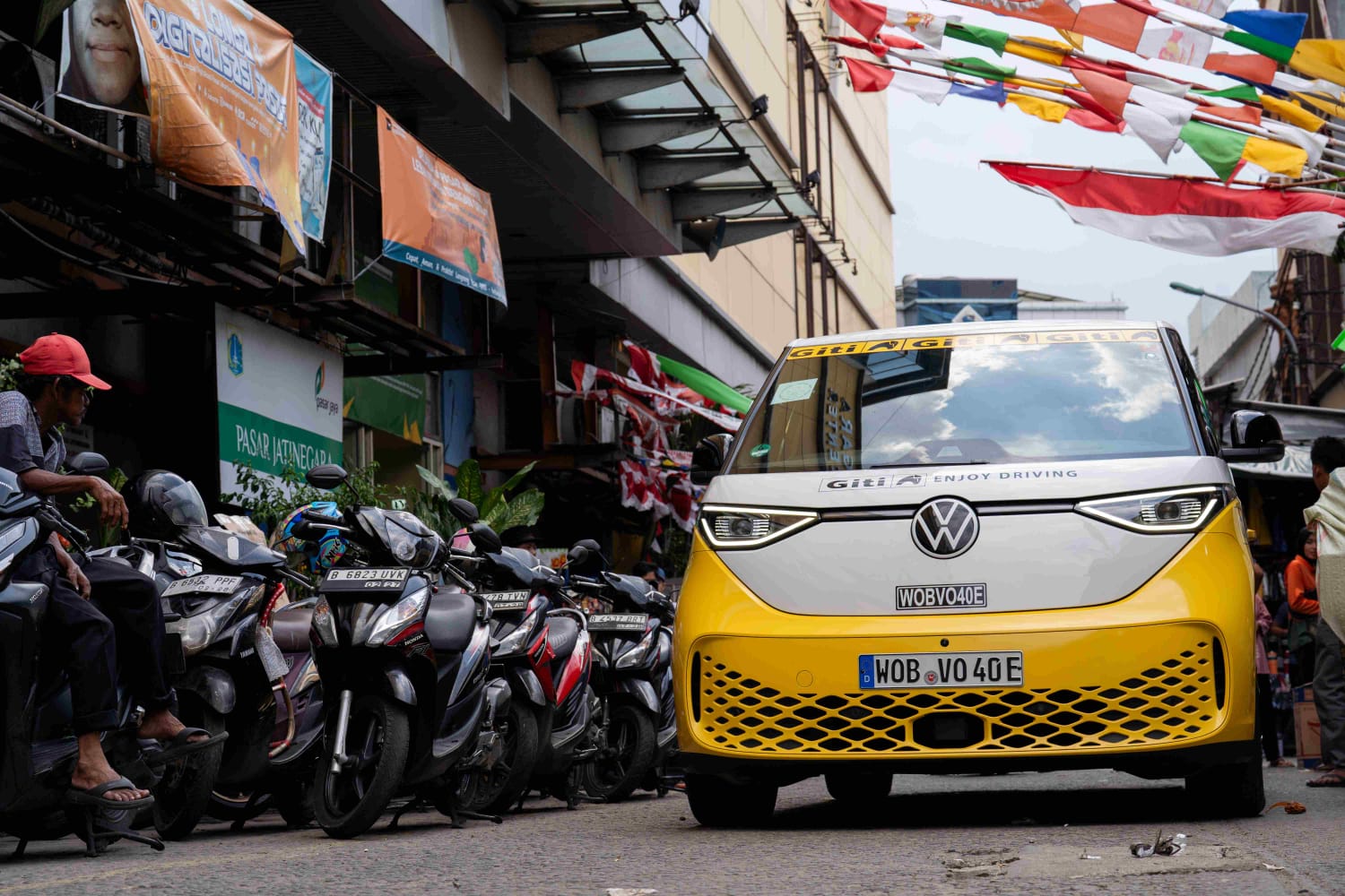 Sosok Rainer Zietlow, Pria Jerman yang Keliling Dunia Mengendarai VW ID. Buzz