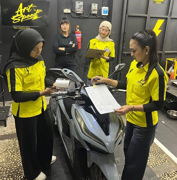 Unik, Bengkel Motor Ini Andalkan Pekerja Wanita