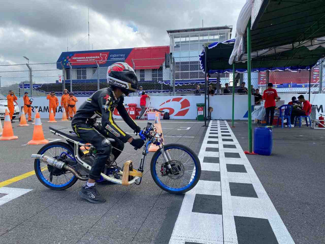 Mandalika Drag Fest 2025: Raka Komang dan Caca Bule Raih Gelar Juara Umum