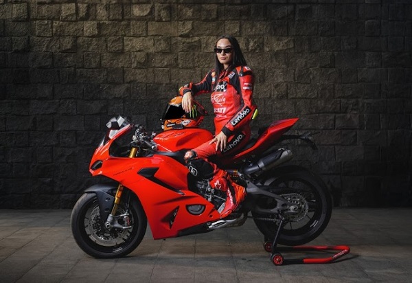 Srikandi Penunggang Ducati Ini Taklukkan Sirkuit dengan Panigale V2S