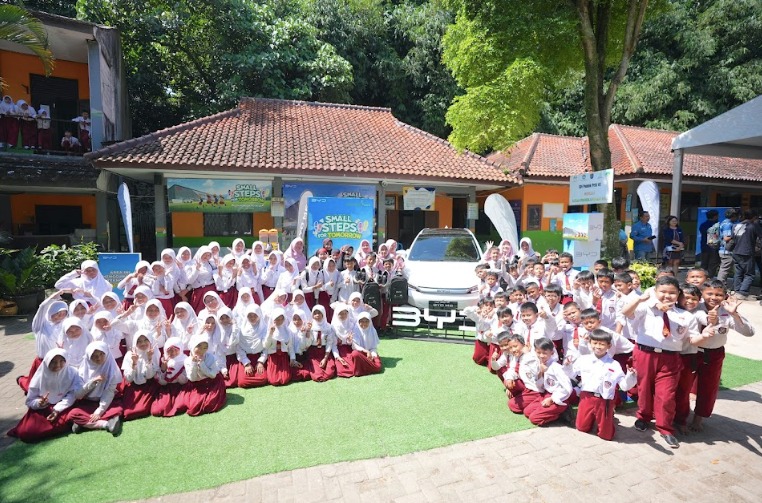 BYD Salurkan 1.200 Sepatu dan Tas untuk Siswa Membutuhkan