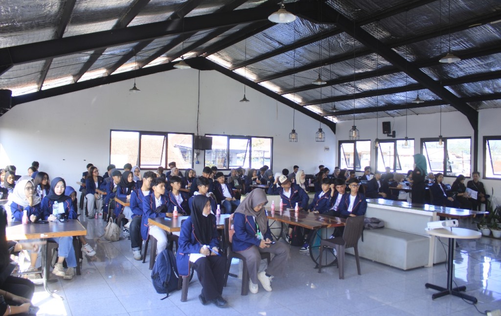 Kunjungan Industri Mahasiswa Manajemen Bisnis Universitas Logistik dan Bisnis Internasional ke KPBS Pangalengan