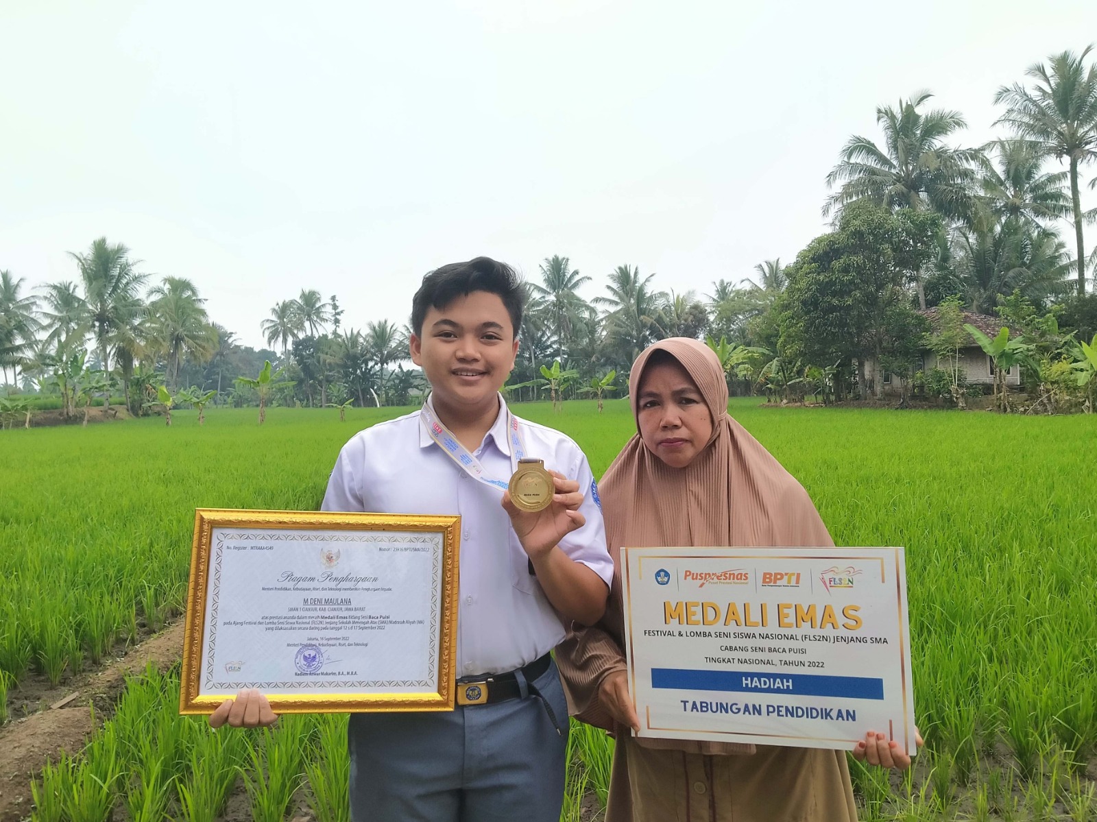 Berkat Puisi, Anak Buruh Tani Ini Tembus UGM dengan Beasiswa
