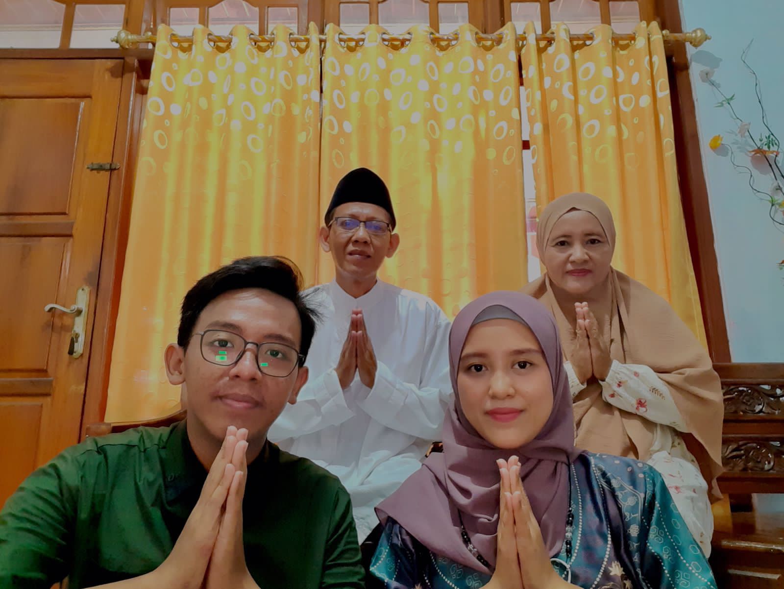 Haru, Ayahanda Terima Ijazah Wisudawan ITS yang Wafat Jelang Wisuda