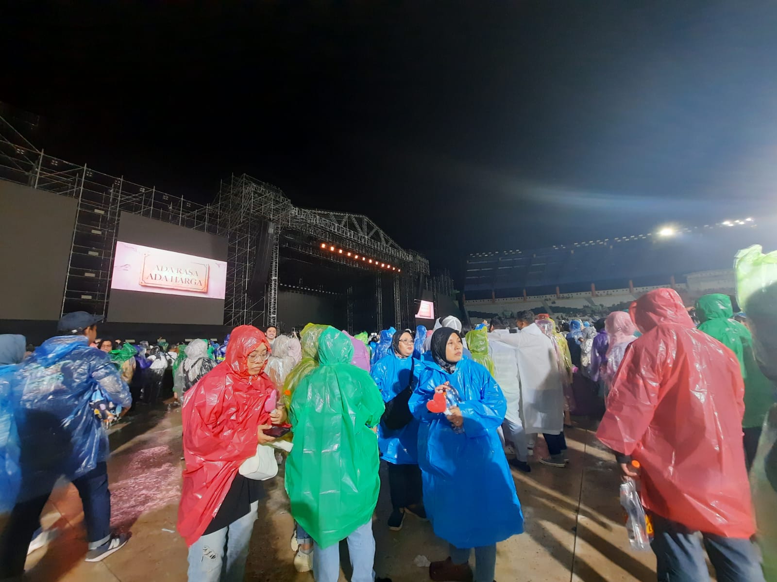 Konser Sheila on 7 di Si Jalak Harupat, Nostalgia Penuh Energi di Malam Bandung