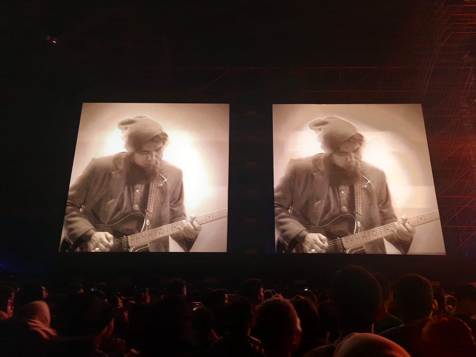 Konser Sheila on 7 di Si Jalak Harupat, Nostalgia Penuh Energi di Malam Bandung