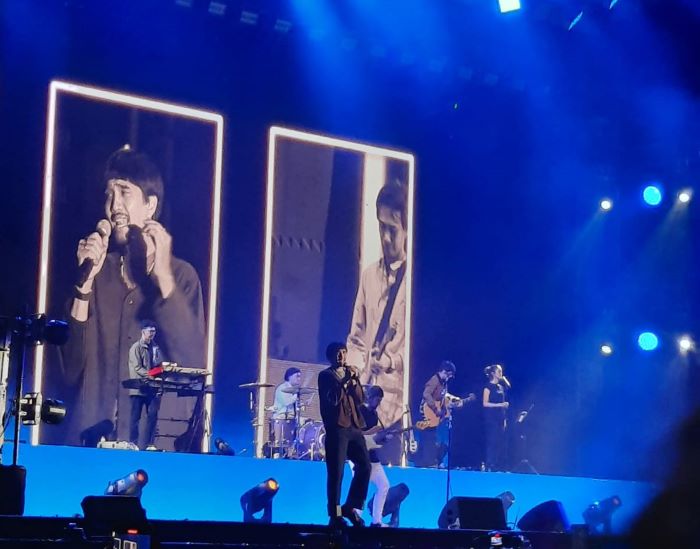Konser Sheila on 7 di Si Jalak Harupat, Nostalgia Penuh Energi di Malam Bandung