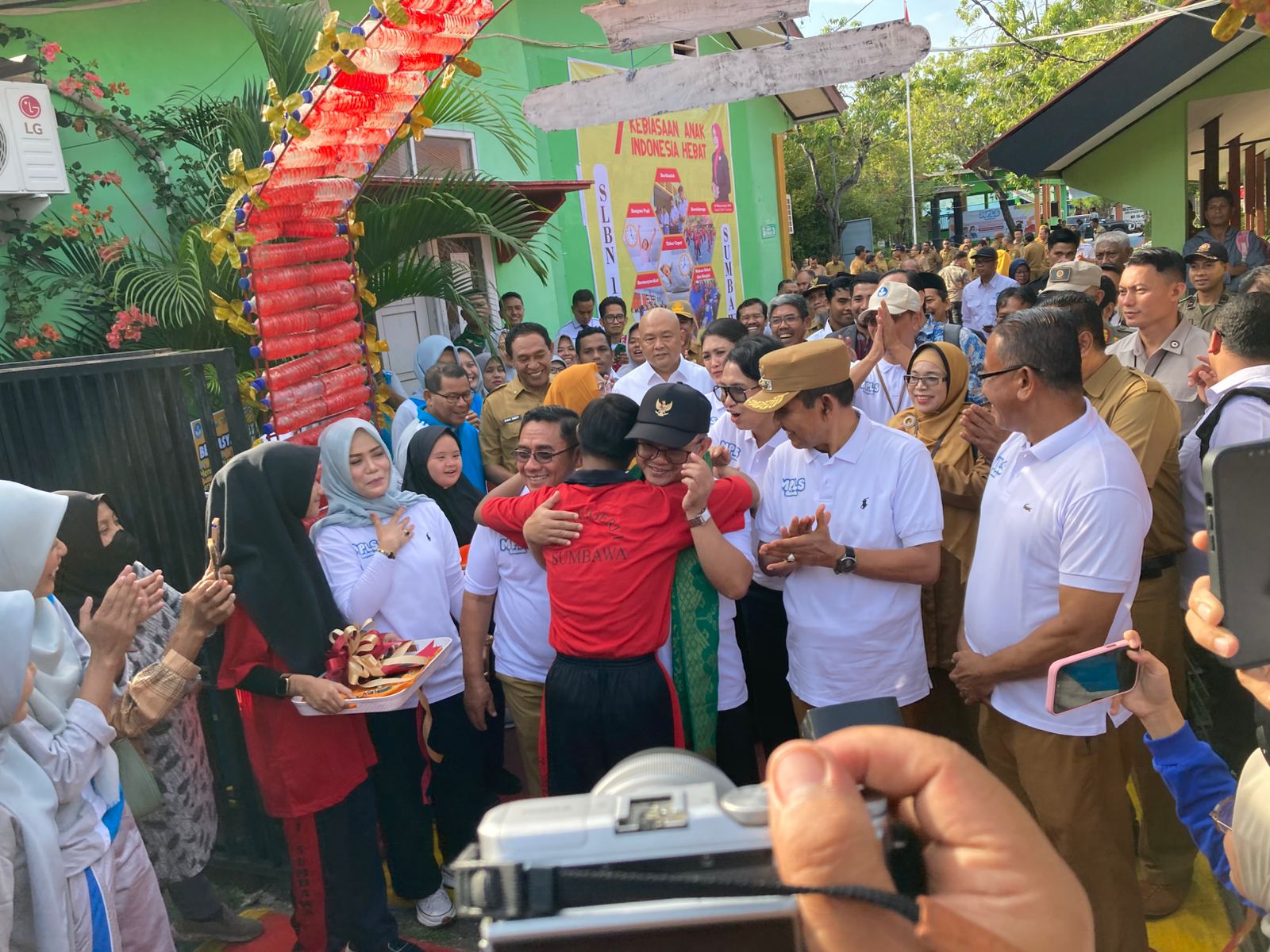 Hari Pertama MPLS, Mendikdasmen Ikut Upacara hingga Senam dengan Siswa di Sumbawa