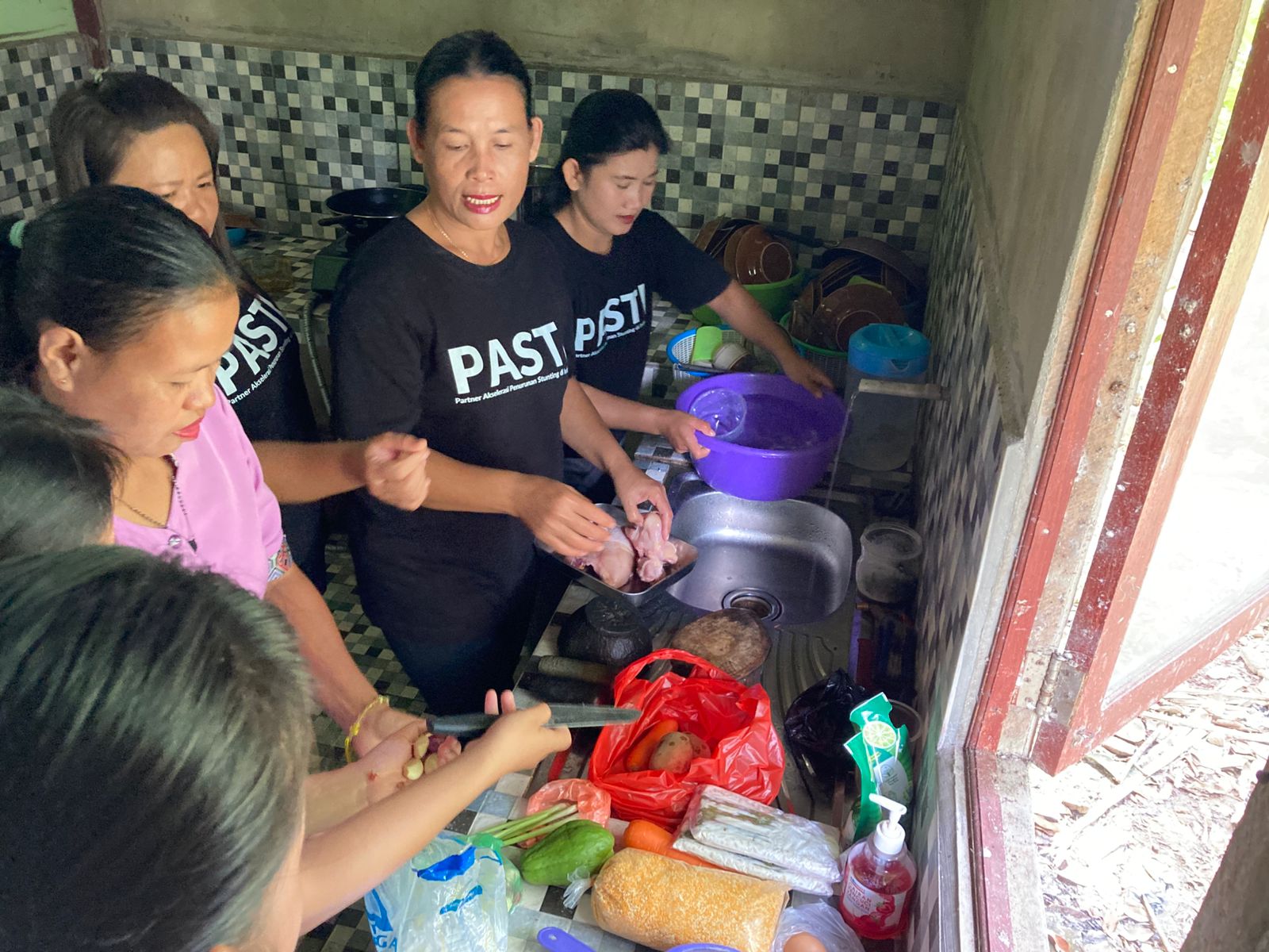 Cegah Anak Stunting, Ibu-ibu di Bengkayang Siapkan Makanan Tambahan Bergizi dan Murah