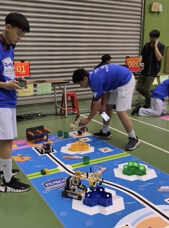 Lelah Berujung Senyum, Cerita Siswa SMP Tarakanita Sabet Emas di Kompetisi Robotik World GreenMech 2025