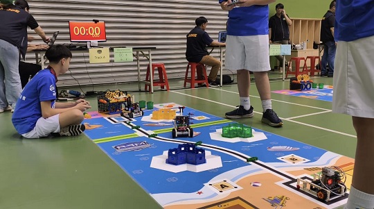 Lelah Berujung Senyum, Cerita Siswa SMP Tarakanita Sabet Emas di Kompetisi Robotik World GreenMech 2025