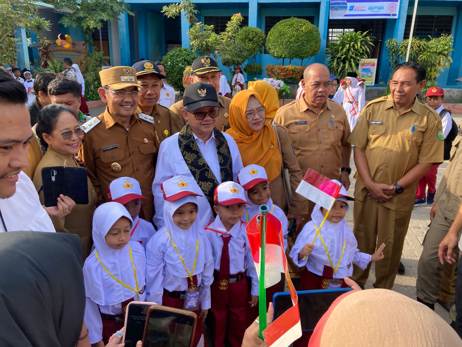 Hari Pertama MPLS, Mendikdasmen Ikut Upacara hingga Senam dengan Siswa di Sumbawa