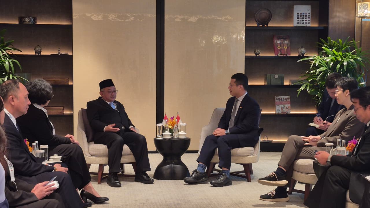 Momen Hangat Mendikdasmen dengan Menteri Pendidikan Singapura, Bahas MoU, AI hingga Durian