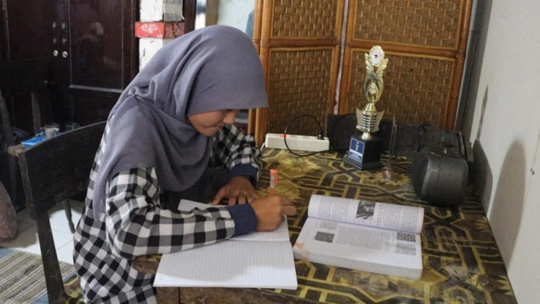 Kisah Nurma, Anak Penjual Kacang Belajar dari Jam 3 Pagi hingga Lolos UGM dan Kuliah Gratis