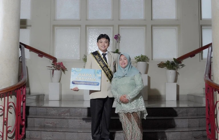 Anak Buruh Tani Ini Berhasil Jadi Mahasiswa Berprestasi UGM, Ibu Jual Cincin Demi Biaya Sekolah