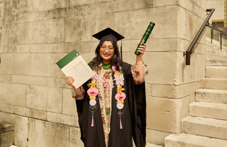 Cerita Kezia Jalani Double Degree UGM-Leeds: dari Beda Sistem Lab hingga Teliti Kanker Ovarium