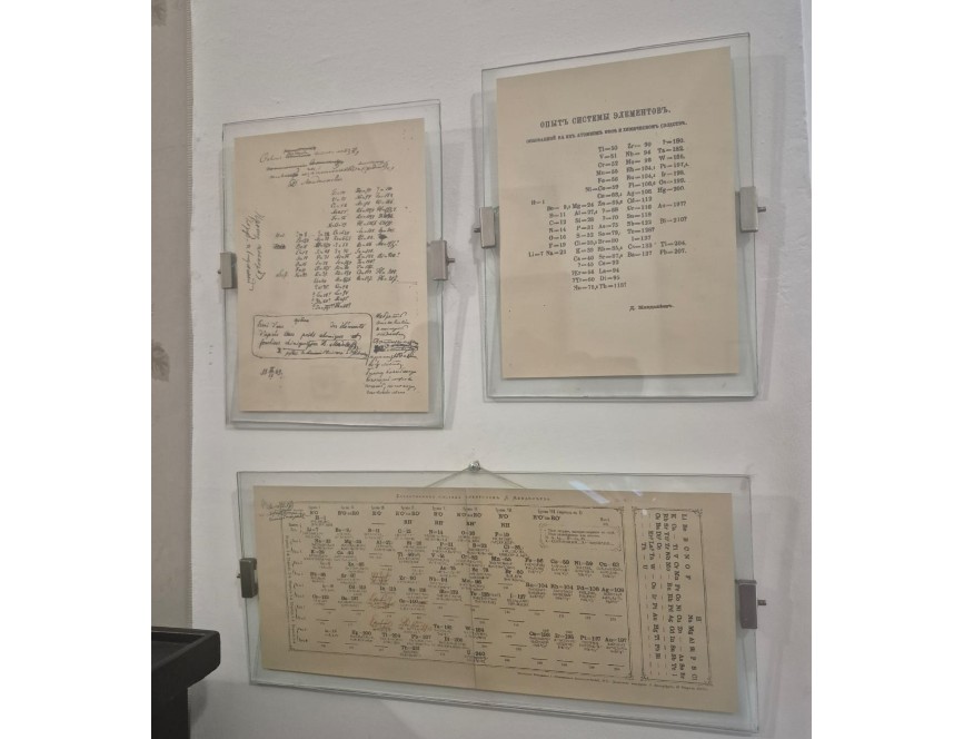 Taplak Meja Legendaris dan Hari Rabu yang Panjang di Rumah Dmitri Mendeleev