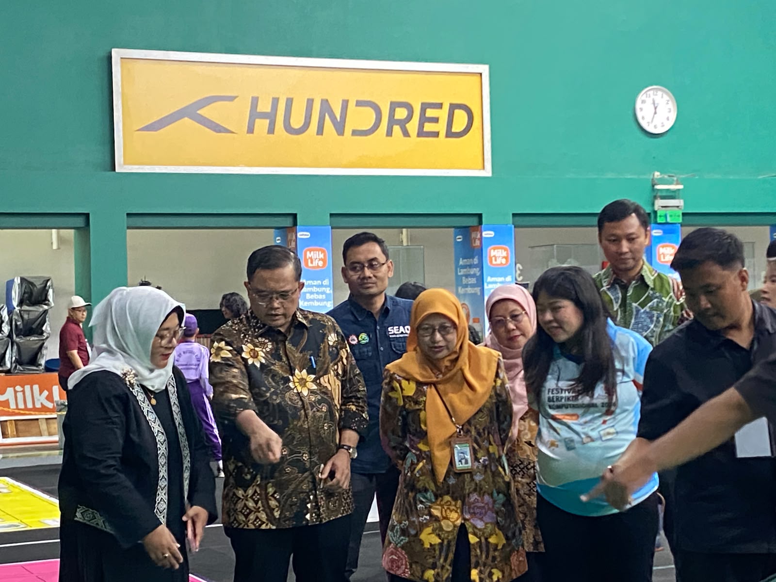 Momen kunjungan ke booth lomba_ Foto Medcom_id Bramcov Stivens Situmeang