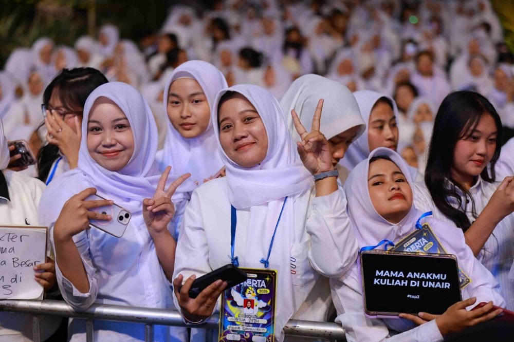 Sambut 9.411 Mahasiswa Baru, PKKMB Unair 2026 Ditutup Bagi-Bagi Laptop hingga Aksi Yura Yunita