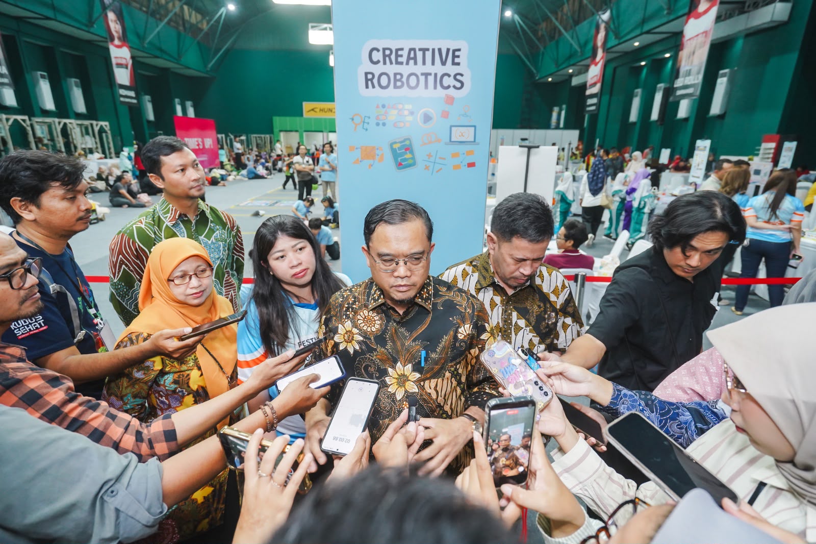 Program Manager Djarum Foundation Marcella Marissa (kiri) dan Direktur Jenderal Pendidikan Anak Usia Dini, Pendidikan Dasar, dan Pendidikan Nonformal dan Informal Kemendikdasmen Gogot Suharwoto (tengah)_ Foto I (1)