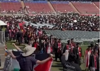 Viral! Ratusan Mahasiswa Stanford Walk Out Saat CEO Google Pidato Wisuda, Ini Penyebabnya