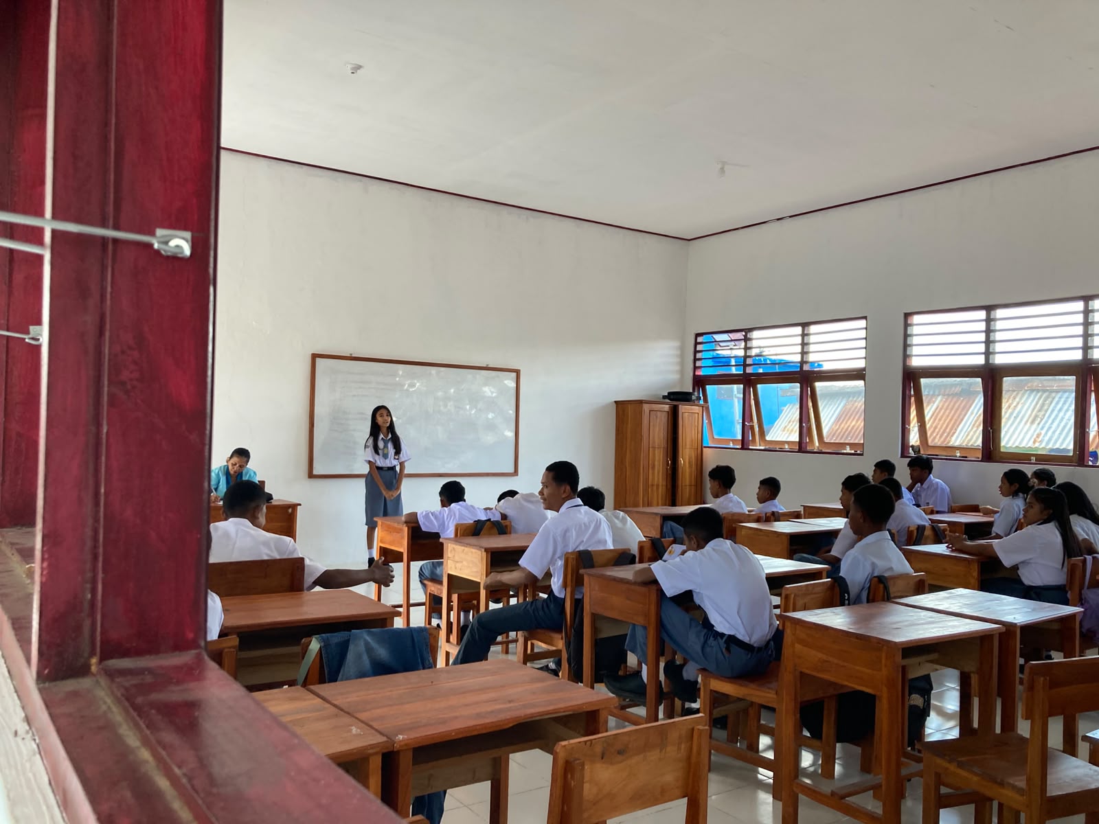 Cerita Tukang Lokal di Kupang: Biayai Kuliah Lewat Proyek Revitalisasi Sekolah