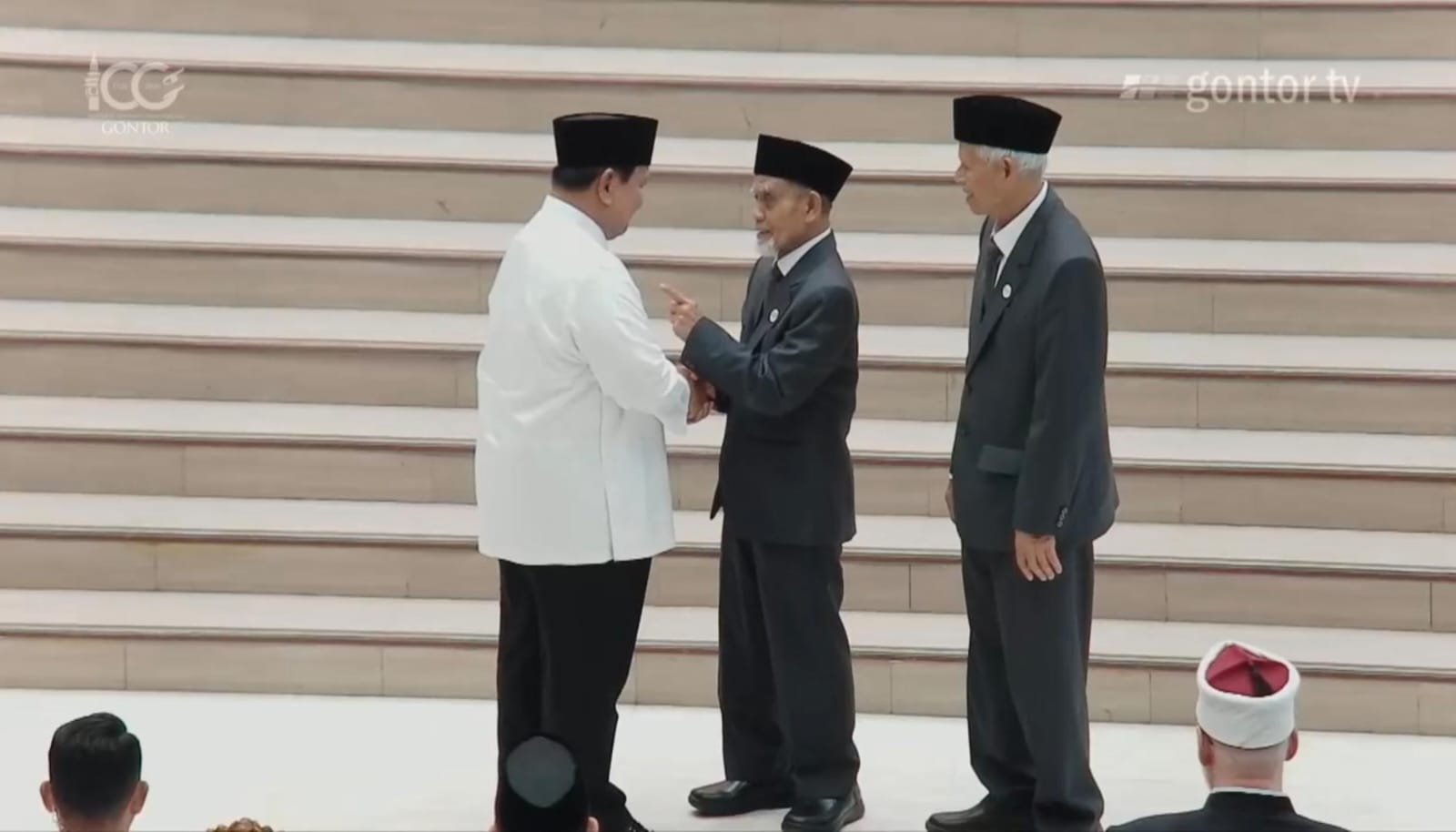 K.H Hasan Abdullah Sahal bersalaman dan menunjuk Presiden RI Prabowo Subianto. Foto: Youtube Gontor TV