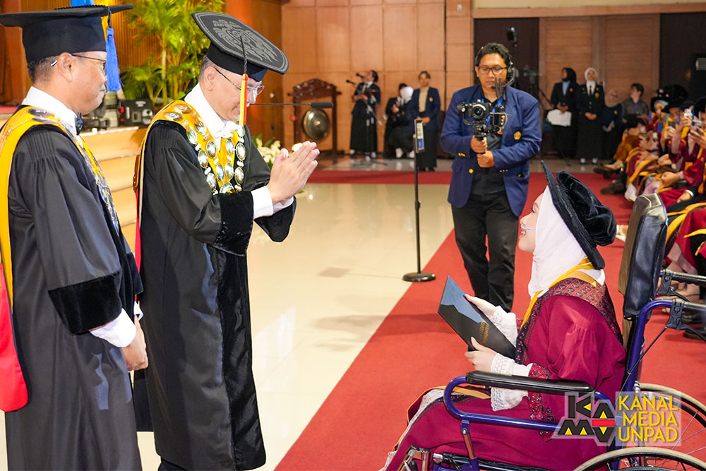 Sempat Ingin Mundur, Hasbi Jadi Wisudawan Tuli Pertama yang Pidato di Wisuda Unpad
