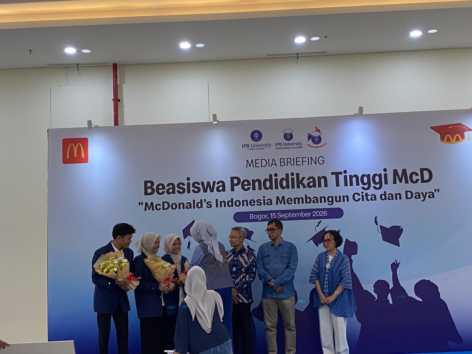 foto menyerahkan bunga(1)