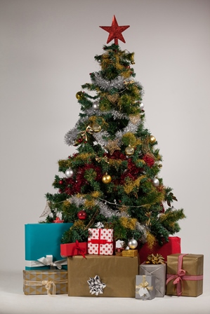 8 Ornamen dalam Pohon Natal Ini Punya Makna Penting