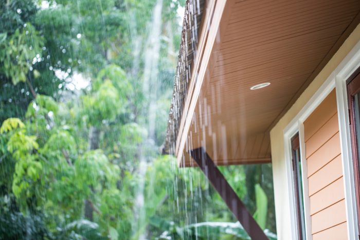 7 Cara Mencegah Kebocoran Rumah Akibat Hujan Deras