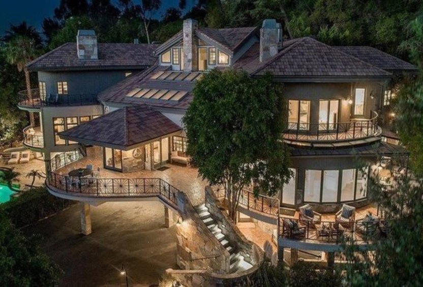 Yuk Intip Koleksi Properti Mewah Selena Gomez dan Benny Blanco